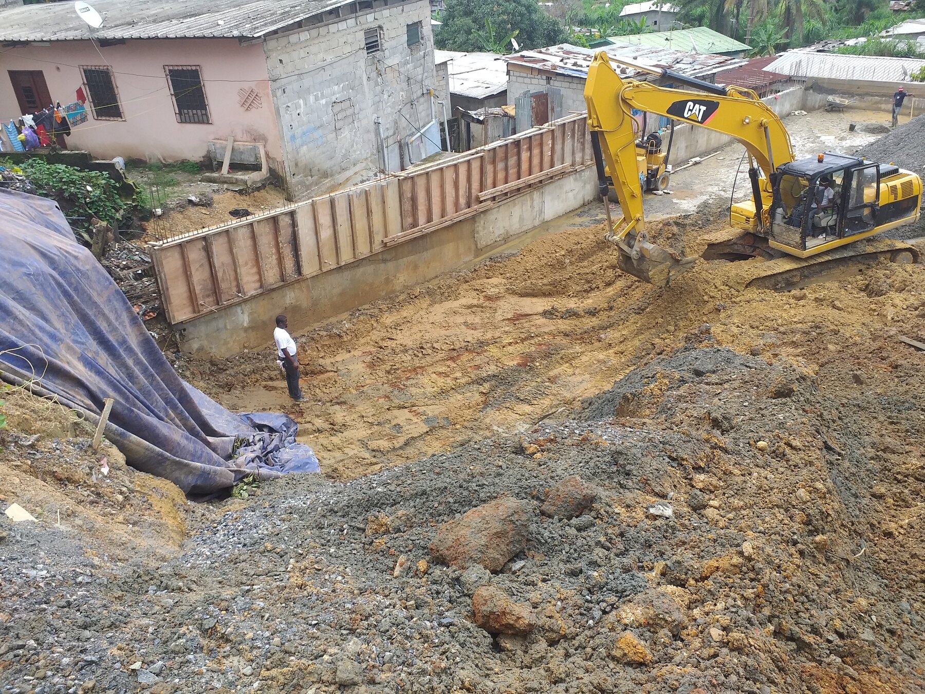 Excavation et mise à niveau de la plateforme — chantier de l’immeuble R+5 à Akébé