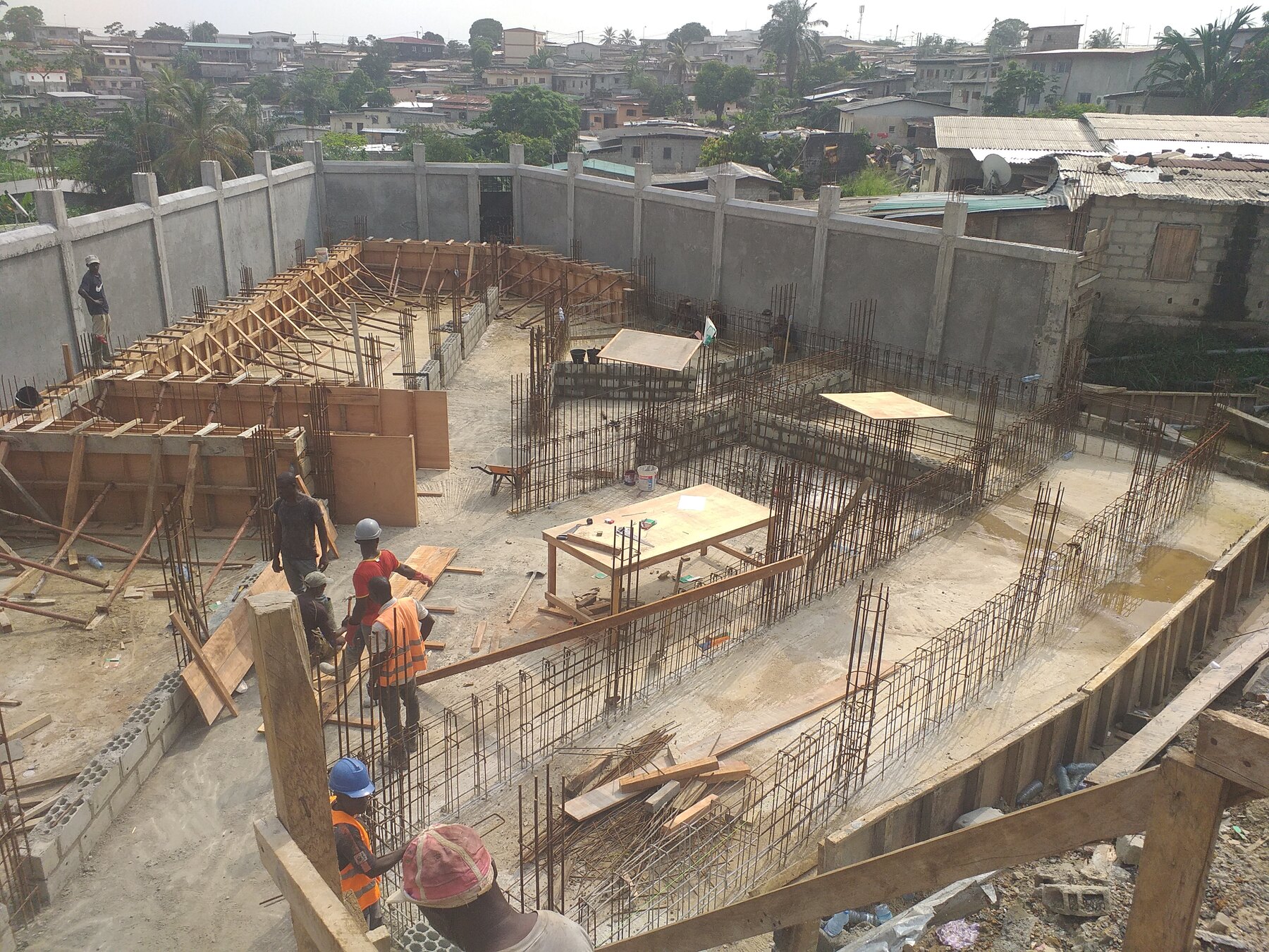 Mise en place des armatures du radier — chantier de l’immeuble R+5 à Akébé