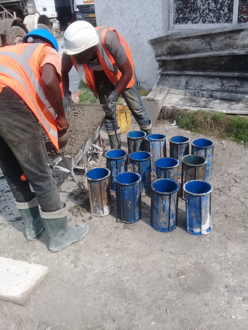 Contrôle de l’affaissement du béton — chantier de l’immeuble R+5 à Akébé