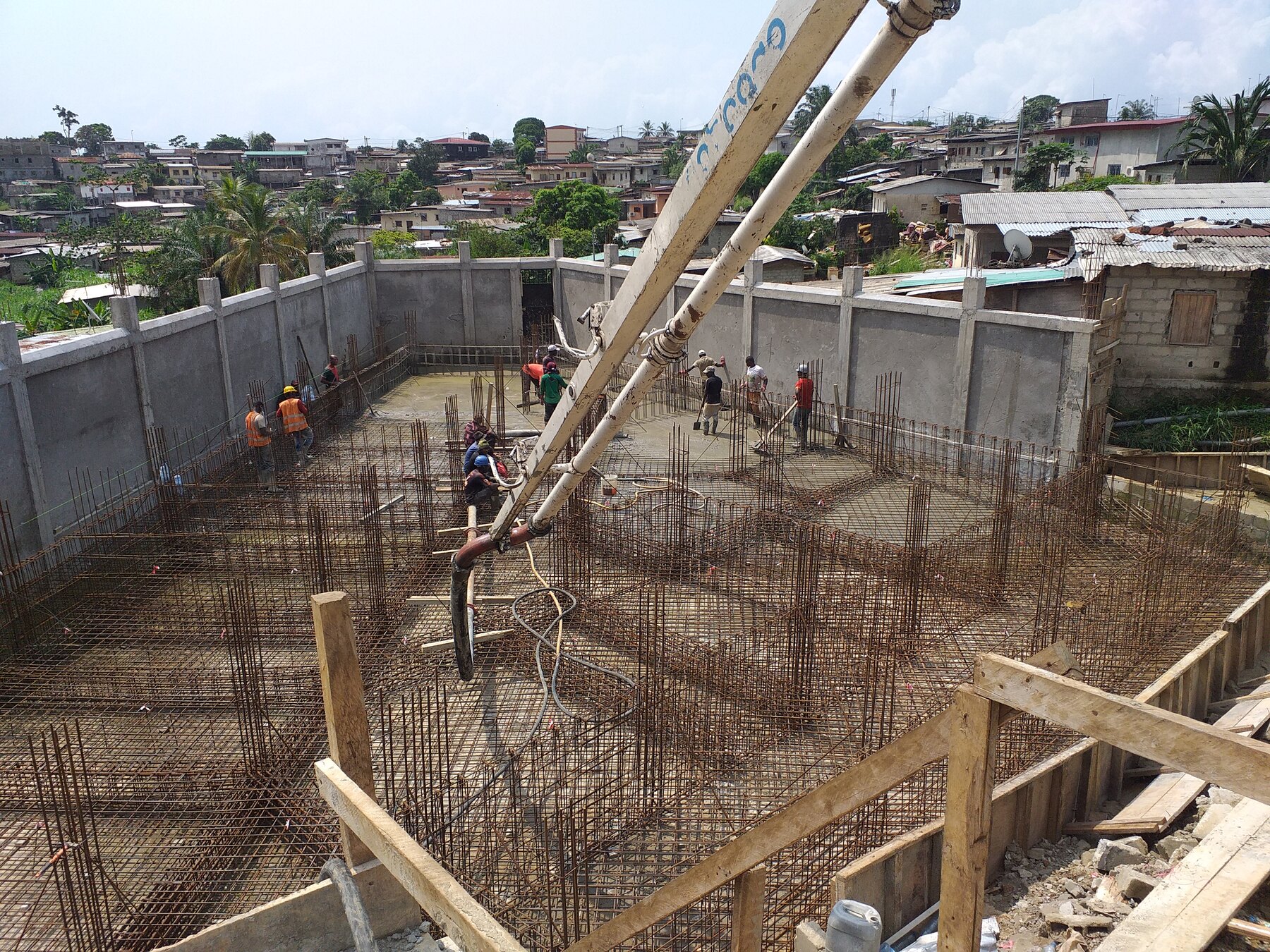 Coulage du radier — chantier de l’immeuble R+5 à Akébé