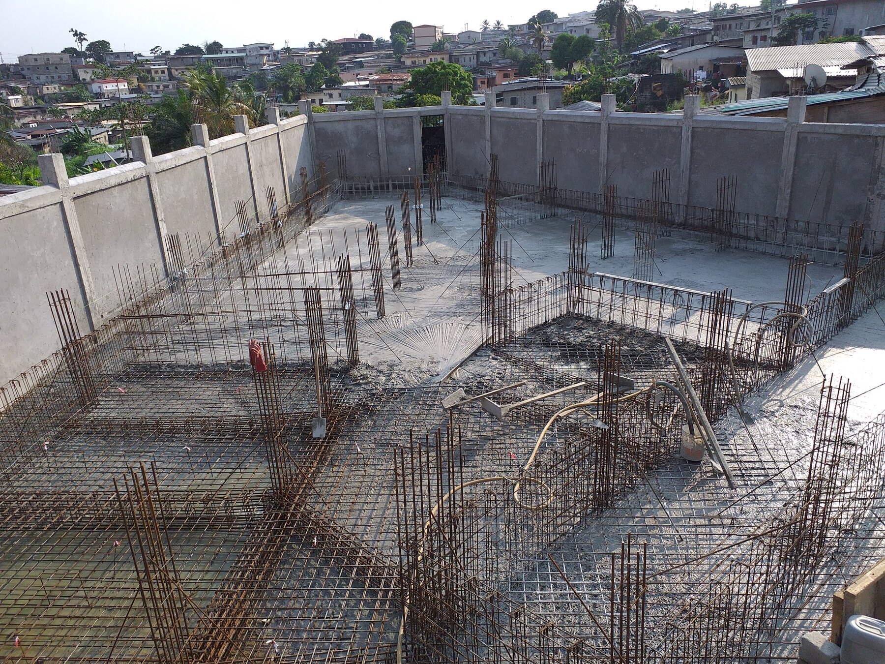 Radier après bétonnage — chantier de l’immeuble R+5 à Akébé