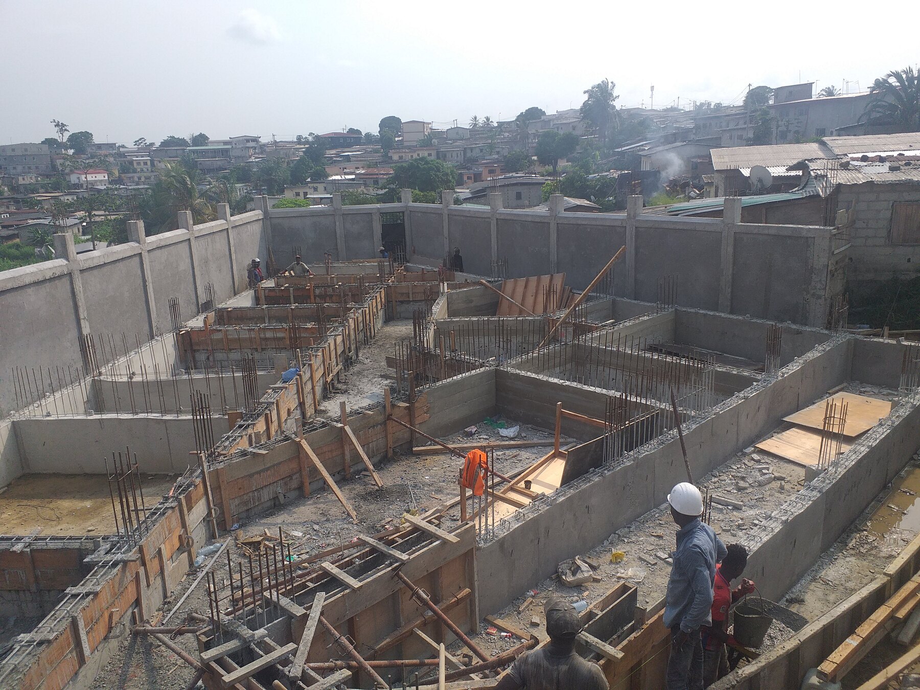 Coulage des voiles périphériques — chantier de l’immeuble R+5 à Akébé