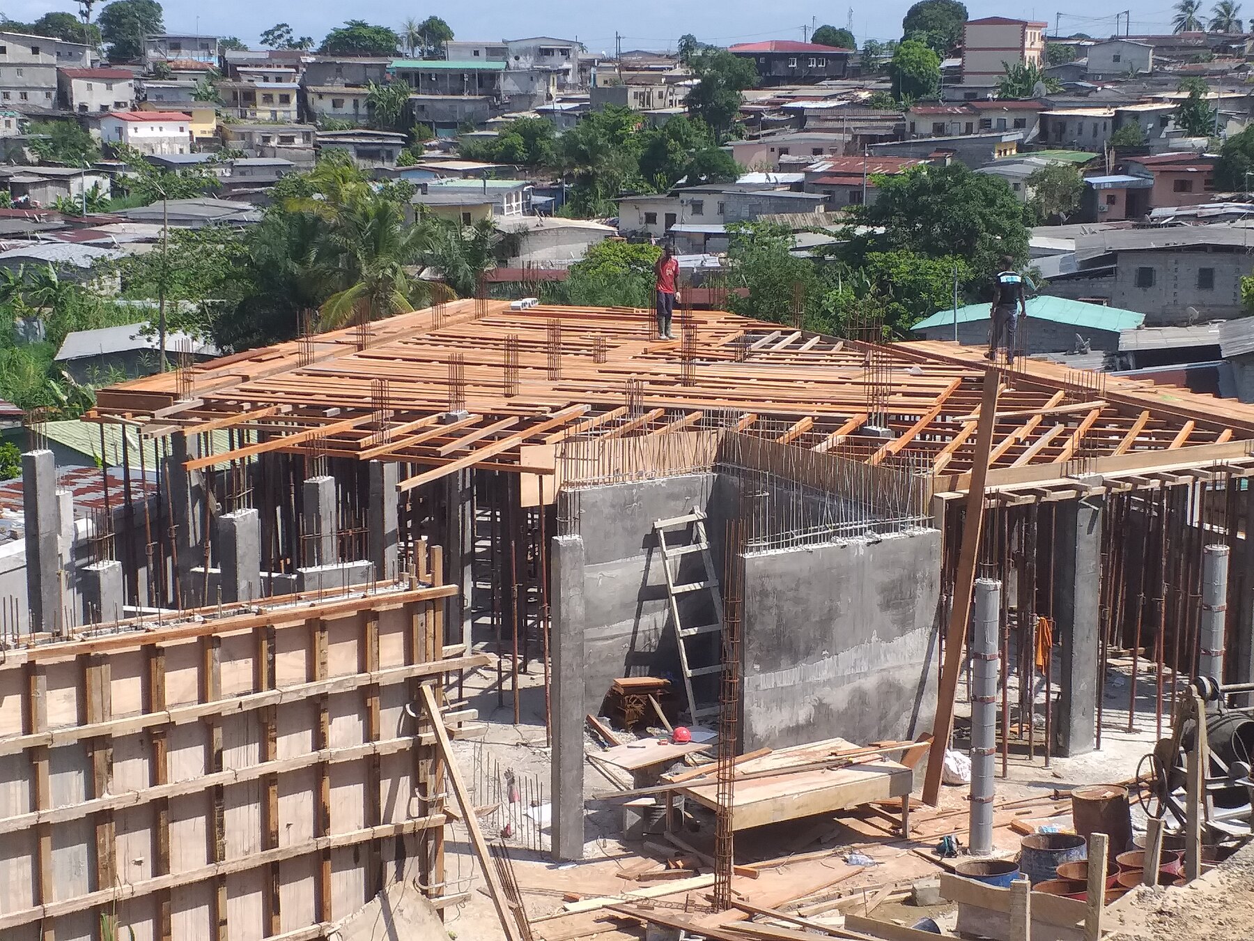 Coffrage de la dalle du RDC — chantier de l’immeuble R+5 à Akébé
