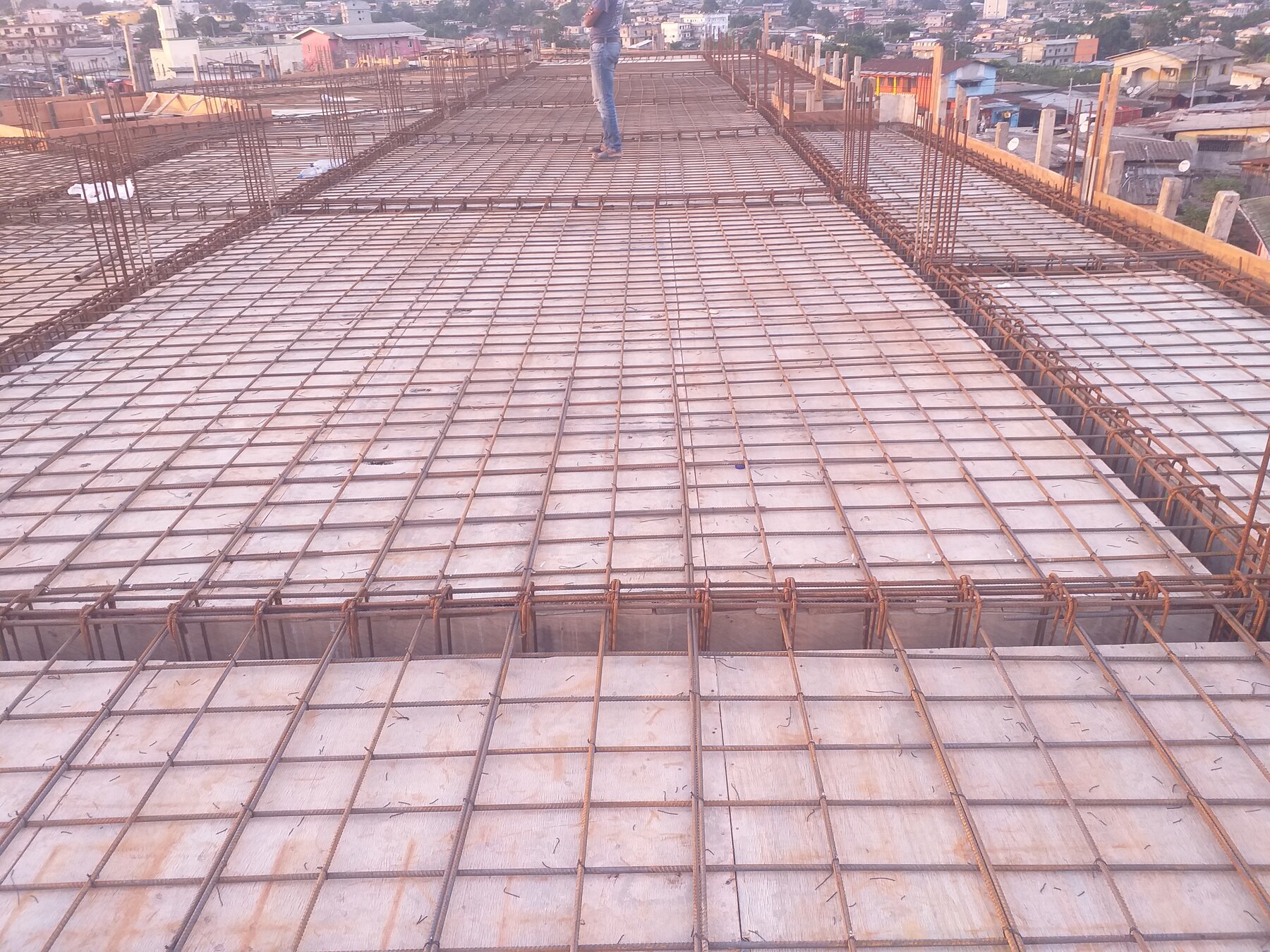 Ferraillage de la dalle du RDC — chantier de l’immeuble R+5 à Akébé