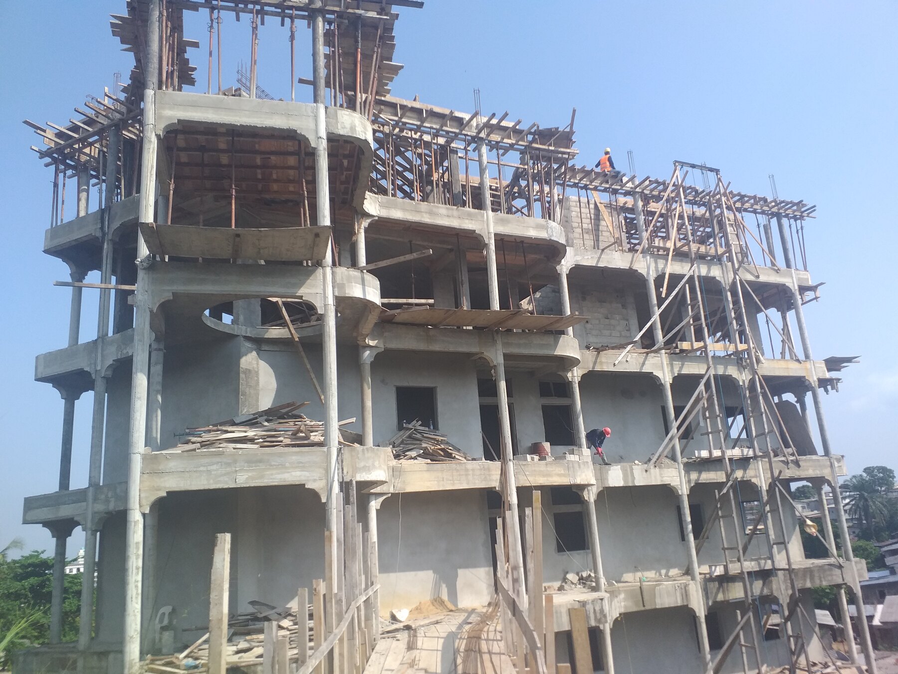 Progression de l’élévation des étages — chantier de l’immeuble R+5 à Akébé