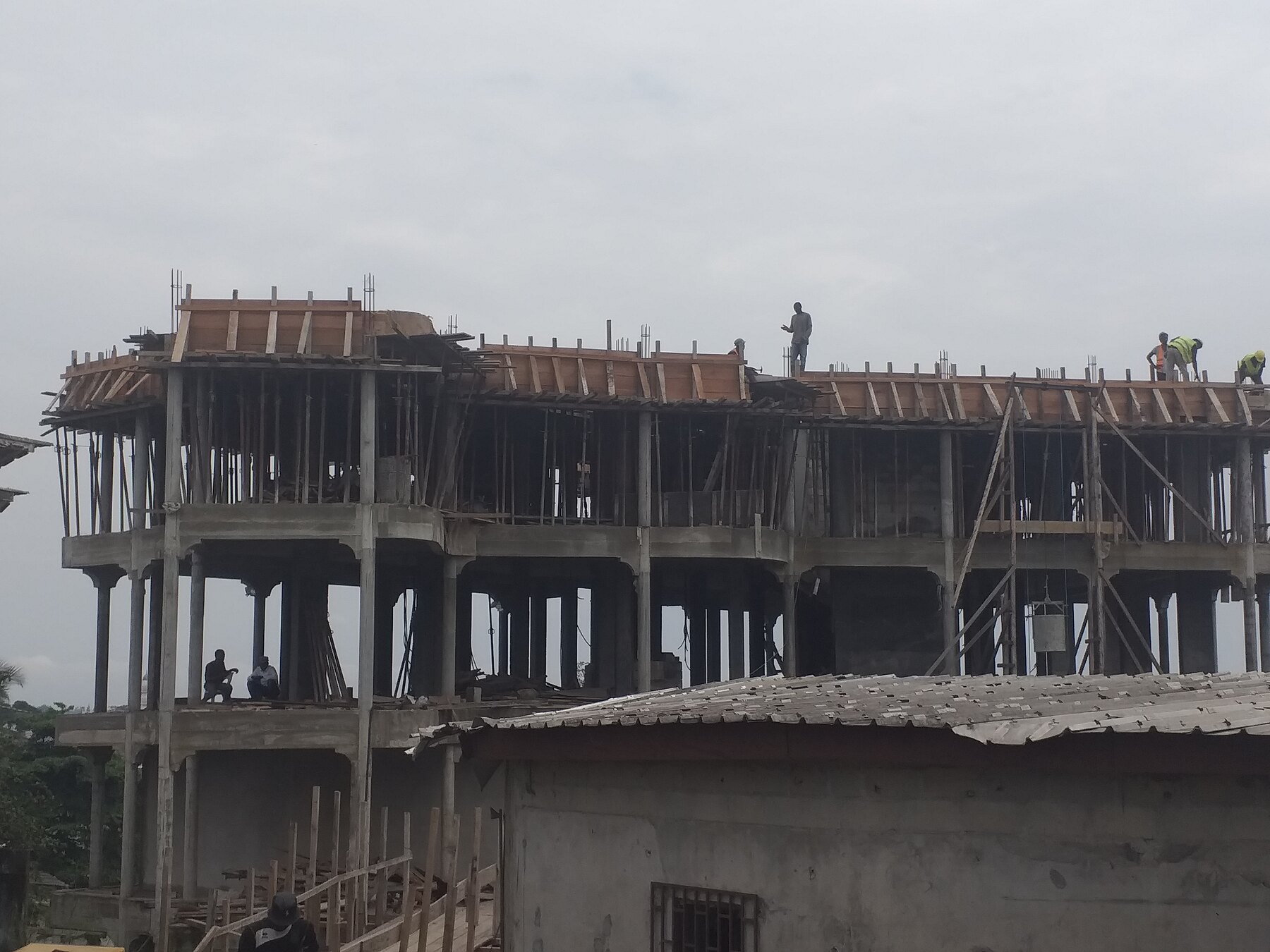 Avancement de la superstructure — chantier de l’immeuble R+5 à Akébé